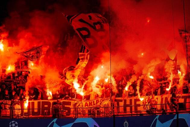 Sport Themen der Woche KW38 Sport Bilder des Tages Bruegge, Belgien, 18.09.2018, UEFA Champions League - 2018 19 Season, Vorrunde, Gruppenphase - Gruppe A - 1. Spieltag, Club Bruegge - BV Borussia Dortmund, bvb fans mit Bengalisches Feuer ( DeFodi001 *** Bruegge Belgium 18 09 2018 UEFA Champions League 2018 19 Season Preliminary Round Group Stage Group A 1 Day Club Bruegge BV Borussia Dortmund bvb fans with Bengali Fire DeFodi001