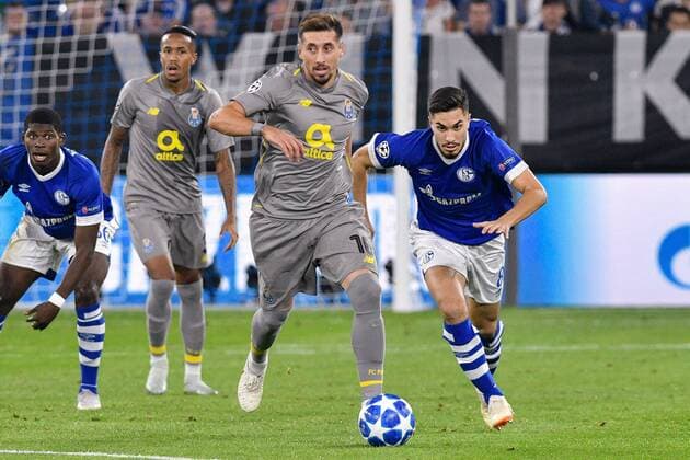 GER CL FC Schalke 04 vs FC Porto 18 09 2018 Veltins Arena Gelsenkirchen GER CL FC Schalke 04 vs FC Porto DFL regulations prohibit any use of images as image sequences and or quasi video in the picture v li in duel Hector Herrera 16 FC Porto Suat Serdar 8 FC Schalke 04 nph Mauelshagen nph00321