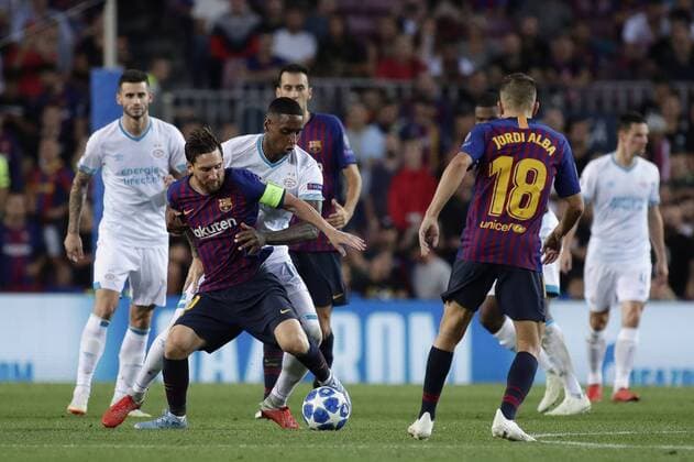 18th September 2018, Camp Nou, Barcelona, Spain; UEFA Champions League football, FC Barcelona Barca versus PSV; Lionel Messi of FC Barcelona holds off the challenge against Pablo Rosario of PSV Eindhoven  ActionPlus12063550 EricxAlonso