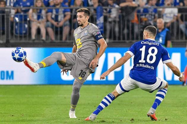 GER CL FC Schalke 04 vs FC Porto 18 09 2018 Veltins Arena Gelsenkirchen GER CL FC Schalke 04 vs FC Porto DFL regulations Hector Herrera 16 FC Porto Daniel Caligiuri 18 FC Schalke 04 nph Mauelshagen nph00321