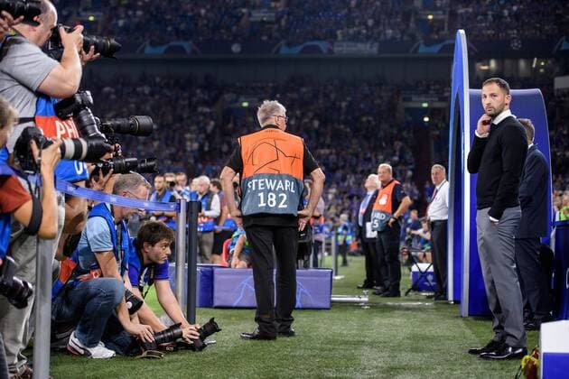 Coach Domenico Tedesco FC Schalke 04 with photographers in the Champions League match between FC Schalke 04 and FC Porto on 18 09 2018 FC Schalke 04 vs FC Porto Champions League Group stage 18 09 2018 Gelsenkirchen Copyright: xSchuelerx xEibnerx-xPressefotox EP_EER