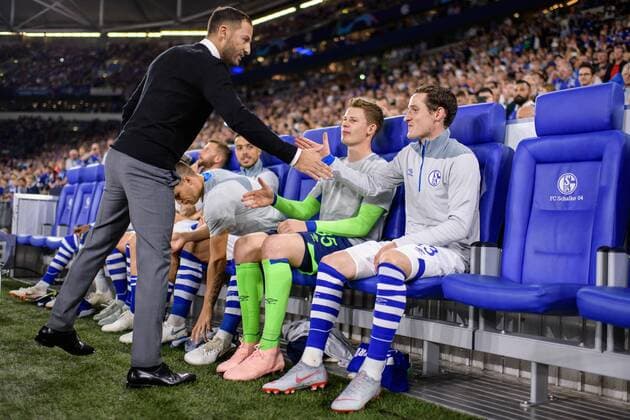 Sebastian Rudy FC Schalke 04 13 on the bench with coach Domenico Tedesco FC Schalke 04 in the Champions League match between FC Schalke 04 and FC Porto on 18 09 2018 FC Schalke 04 vs FC Porto Champions League Group stage 18 09 2018 Gelsenkirchen Copyright: xSchuelerx xEibnerx-xPressefotox EP_EER
