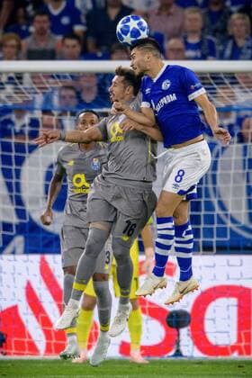 Suat Serdar FC Schalke 04 8 in header against Hector Herrera FC Porto 16 in the Champions League match between FC Schalke 04 and FC Porto on 18 09 2018 FC Schalke 04 vs FC Porto Champions League Group stage 18 09 2018 Gelsenkirchen Copyright: xSchuelerx xEibnerx-xPressefotox EP_EER