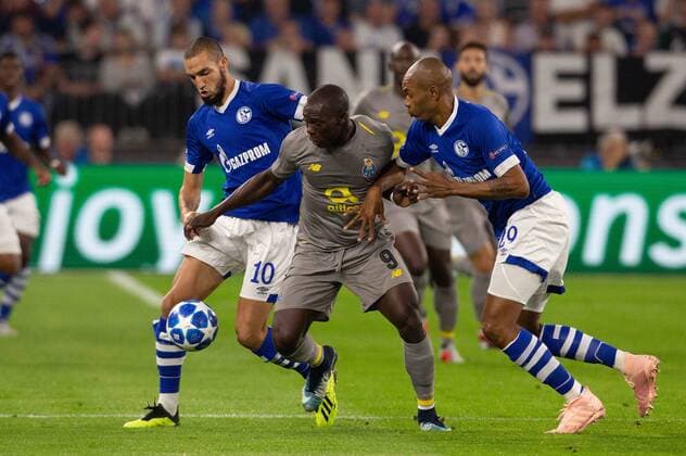 Gelsenkirchen Germany 18 09 2018 UEFA Champions League 2018 19 Season Group Stage Group D 1 Gameday FC Schalke 04 FC Porto Nabil Bentaleb S04 Vincent Aboubakar Porto Naldo S04 in action DeFodi512