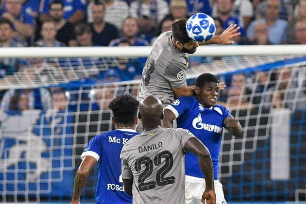 GER CL FC Schalke 04 vs FC Porto 18 09 2018 Veltins Arena Gelsenkirchen GER CL FC Schalke 04 vs FC Porto DFL regulations header with header image Felipe Monteiro 28 FC Porto Breel Embolo 36 FC Schalke 04 nph Mauelshagen nph00321