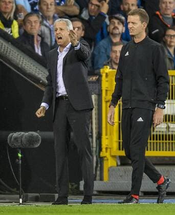 Football Champions League Season 2018 2019 Group Stage 1 Gameday Club Bruges Borussia Dortmund on 18 09 2018 in Jan Breydel Stadium in Bruges Belgium Dortmund coach Lucien Favre gives instructions DFL REGULATIONS PROHIBIT ANY USE OF PHOTOGRAPH AS IMAGE SEQUENCES AND OR QUASI VIDEO Copyright: xKirchner DavidxInderliedx