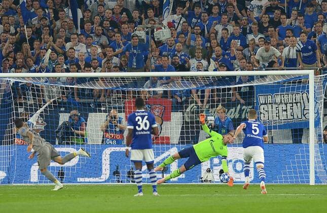 Gelsenkirchen Germany 18 09 2018 UEFA Champions League 2018 19 Season Group Stage Group D 1 Gameday FC Schalke 04 FC Porto Goalkeeper Ralf Faehrmann S04 Right side holds the penalty from Alex Telles Porto left DeFodi521