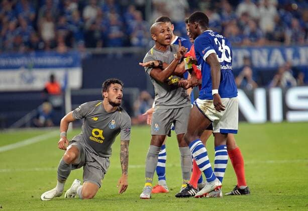 18 09 2018 xovx Football UEFA Champions League FC Schalke 04 FC Porto emporer Alex Telles FC Porto Yacine Brahimi FC Porto Referee Gil Manzano Spain Breel Embolo FC Schalke 04 Action DFL DFB REGULATIONS PROHIBIT ANY USE OF PHOTOGRAPH as IMAGE SEQUENCES and or QUASI VIDEO Gelsenkirchen