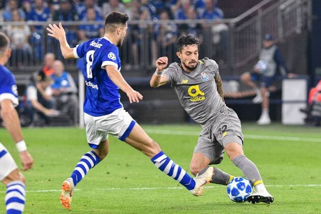 GER CL FC Schalke 04 vs FC Porto 18 09 2018 Veltins Arena Gelsenkirchen GER CL FC Schalke 04 vs FC Porto DFL regulations prohibit any use of images as image sequences and or quasi video in the picture v li in the duel Suat Serdar 8 FC Schalke 04 Alex Telles 13 FC Porto nph Mauelshagen nph00321