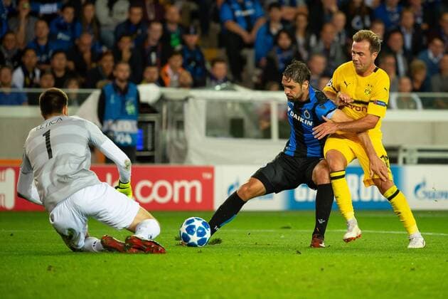 Bruegge Belgium 18 09 2018 UEFA Champions League 2018 19 Season Preliminary Round Group Stage Group 1 Gameday Club Bruegge BV Borussia Dortmund Goalkeeper Karlo Letica Bruegge Benoit Poulain Bruegge and Mario Goetze BVB in the battle DeFodi001