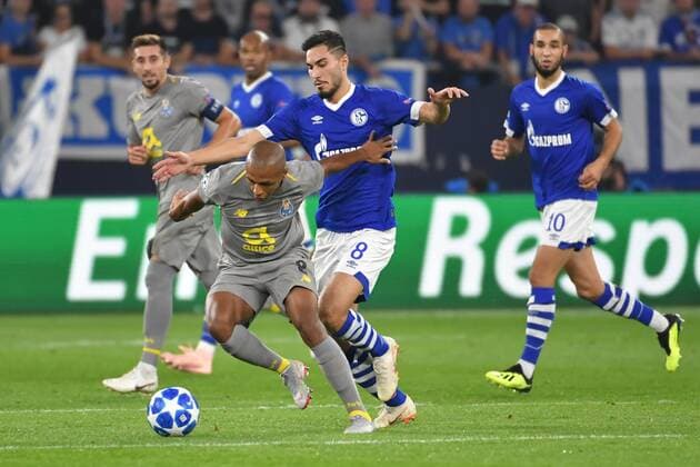 FC Schalke 04 GER vs FC Porto POR 18 09 2018 Veltins Arena Gelsenkirchen Championsleque Preliminary Round GER FC Schalke 04 GER vs FC Porto POR DFL regulations prohibit any use of pictures image sequences and or quasi video in picture picture shows Yacine Brahimi FC Porto 8 im Duel against Suat Serder FC Schalke 04 8 nordphotox xMeuter nph00351