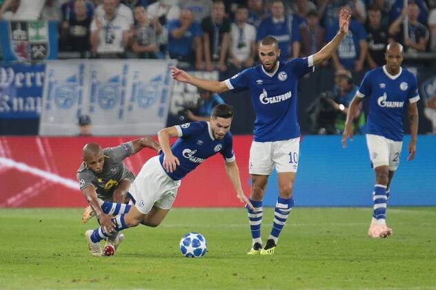 18 09 2018 xovx Football UEFA Champions League FC Schalke 04 FC Porto Emirates Yacine Brahimi FC Porto Suat Serdar FC Schalke 04 Nabil Bentaleb FC Schalke 04 DFL DFB REGULATIONS PROHIBIT ANY USE OF PHOTOGRAPH as IMAGE SEQUENCES and or QUASI VIDEO Gelsenkirchen
