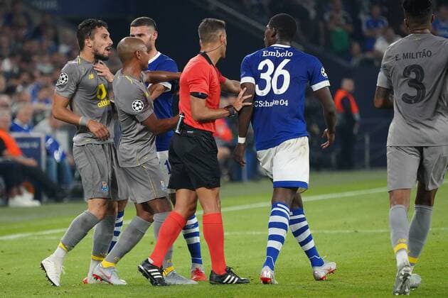 GER FC Schalke 04 GER vs FC Porto POR 18 09 2018 Veltins Arena Gelsenkirchen Championsleque Preliminary Round GER FC Schalke 04 GER vs FC Porto POR DFL regulations prohibit any use of photographs as picture sequences and or quasi video in picture picture shows rivalry Breel Embolo FC Schalke 36 Referee referee Jesus Gil Manzano ESP settles Alex Telles FC Porto 13 Daniel Caligiuri FC Schalke 18 Yacine Brahimi FC Porto 8 nordphotox xMeuter nph00351
