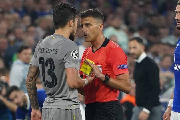 GER FC Schalke 04 GER vs FC Porto POR 18 09 2018 Veltins Arena Gelsenkirchen Championsleque Preliminary Round GER FC Schalke 04 GER vs FC Porto POR DFL regulations prohibit any use of photographs picture sequences referee referee Jesus Gil Manzano ESP calls for a serious conversation with Alex Telles FC Porto 13 nordphotox xMeuter nph00351