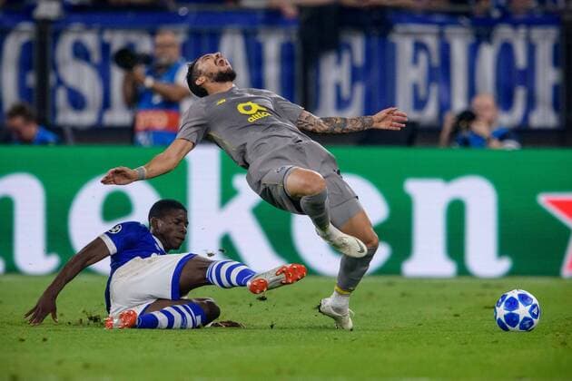 Breel Embolo FC Schalke 04 36 in a duel against Alex Telles FC Porto 13 in a Champions League match between FC Schalke 04 and FC Porto on 18 09 2018 FC Schalke 04 vs FC Porto Champions League Group stage 18 09 2018 Gelsenkirchen Copyright: xSchuelerx xEibnerx-xPressefotox EP_EER