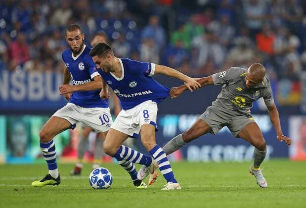 18 09 2018 Football UEFA Champions League 2018 2019 Group Stage 1 Gameday FC Schalke 04 FC Porto in the VELTINS Arena Gelsenkirchen LR Nabil Bentaleb Schalke Suad Serdar Schalke in a duel with Yacine Brahimi FC Porto DFL and DFB regulations prohibit any use of photographs as image sequences and or quasi video