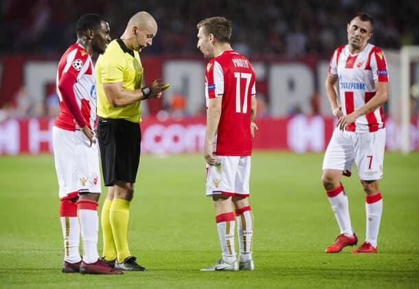 FuÃŸball, CL, Roter Stern Belgrad - SSC Neapel 18th September 2018, Rajko Mitic Stadium, Belgrade, Serbia; UEFA Champions League football, Red Star Belgrade versus Napoli; Marko Marin of Red Star Belgrade and El Fardou Ben Nabouhane of Red Star Belgrade argue with the Referee Szymon Marciniak of Poland about a yellow card  ActionPlus12063609 NikolaxKrstic