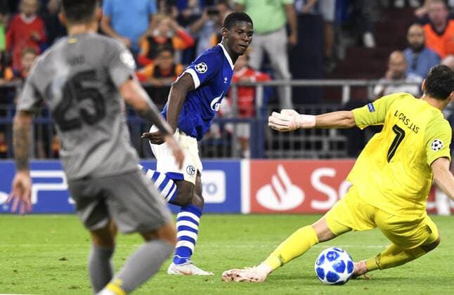 Football UEFA Champions League Men Season 2018 2019 Group D 1 Gamedays VELTINS Arena Gelsenkirchen FC Schalke 04 S04 blue FC Porto gray Breel Embolo S04 scored the 1 0 against Iker Casillas FCP action UEFA REGULATIONS PROHIBIT ANY USE OF PHOTOGRAPHS AS IMAGE SEQUENCES AND OR QUASI VIDEO