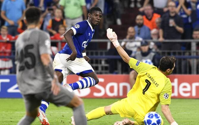 Football UEFA Champions League Men Season 2018 2019 Group D 1 Gamedays VELTINS Arena Gelsenkirchen FC Schalke 04 S04 blue FC Porto gray Breel Embolo S04 scored the 1 0 against Iker Casillas FCP action UEFA REGULATIONS PROHIBIT ANY USE OF PHOTOGRAPHS AS IMAGE SEQUENCES AND OR QUASI VIDEO