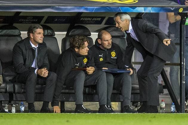 Football Champions League Season 2018 2019 Group Stage 1 Gameday Club Bruges Borussia Dortmund on 18 09 2018 at the Jan Breydel Stadium in Bruges Belgium Dortmund coach Lucien Favre speaks with his co-coaches DFL REGULATIONS PROHIBIT ANY USE OF PHOTOGRAPHS AS IMAGE SEQUENCES AND OR QUASI VIDEO Copyright: xKirchner DavidxInderliedx