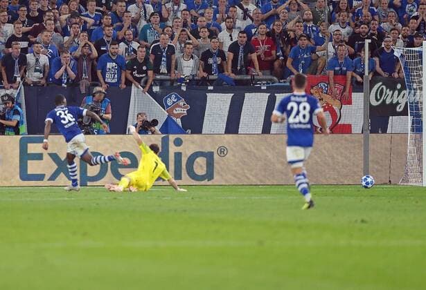 18 09 2018 xovx Football UEFA Champions League FC Schalke 04 FC Porto emspor vl Breel Embolo FC Schalke 04 with goal for 1 0 Iker Casillas FC Porto Alessandrod Schoepf FC Schalke 04 Action DFL DFB REGULATIONS PROHIBIT ANY USE OF PHOTOGRAPHS as IMAGE SEQUENCES and or QUASI VIDEO Gelsenkirchen
