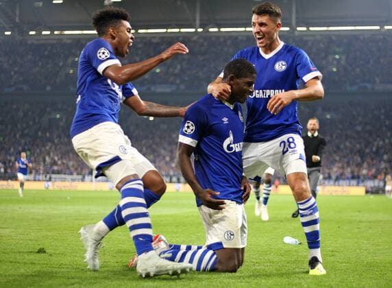 18 09 2018 Football UEFA Champions League 2018 2019 Group Stage 1 Gameday FC Schalke 04 FC Porto in the VELTINS Arena Gelsenkirchen Jubel Schalke 04 Goal to the 1 0 vl Weston McKennie Schalke Goalscorer Breel Embolo Schalke and Alessandro Schöpf Schalke DFL and DFB regulations prohibit any use of images as image sequences or quasi video
