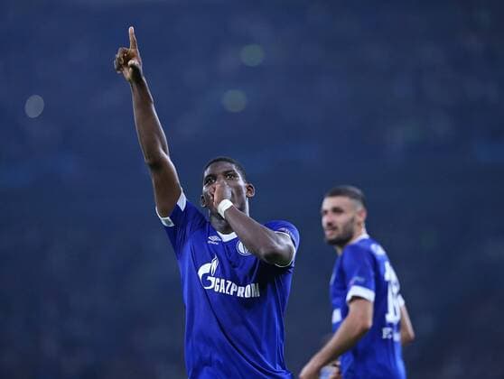 18 09 2018 Football UEFA Champions League 2018 2019 Group Stage 1 Gameday FC Schalke 04 FC Porto in the VELTINS Arena Gelsenkirchen Cheers Goalkeeper Breel Embolo with Schalke Goal to the 1 0 DFL and DFB regulations prohibit any use of images as image sequences and or almost video