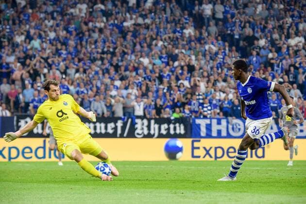 Breel Embolo FC Schalke 04 36 with the leading goal to 1 0 against goalkeeper Iker Casillas FC Porto 1 in the Champions League match between FC Schalke 04 and FC Porto on 18 09 2018 FC Schalke 04 vs FC Porto Champions League Group stage 18 09 2018 Gelsenkirchen Copyright: xSchuelerx xEibnerx-xPressefotox EP_EER