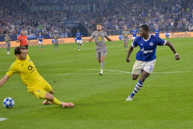 GER CL FC Schalke 04 vs FC Porto 18 09 2018 Veltins Arena Gelsenkirchen GER CL Schalke 04 vs FC Porto DFL regulations in the picture Breel Embolo 36 FC Schalke 04 open the scoring for the 1 0 nph Mauelshagen nph00321