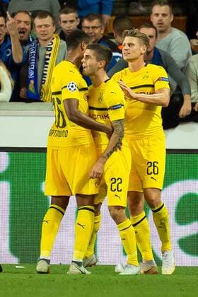 Bruegge Belgium 18 09 2018 UEFA Champions League 2018 19 Season Preliminary Round Group Stage Group A 1 Gameday Club Bruegge BV Borussia Dortmund Torjubel rejoins Christian Pulisic BVB after scoring the 0 1 DeFodi001