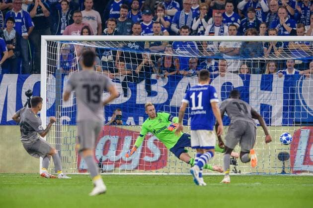 Otavio FC Porto 25 with the penalty goal The equalizer 1 1 against goalkeeper Ralf Faehrmann FC Schalke 04 1 in the Champions League match between FC Schalke 04 and FC Porto on 18 09 2018 FC Schalke 04 vs FC Porto Champions League Group stage 18 09 2018 Gelsenkirchen Copyright: xSchuelerx xEibnerx-xPressefotox EP_EER