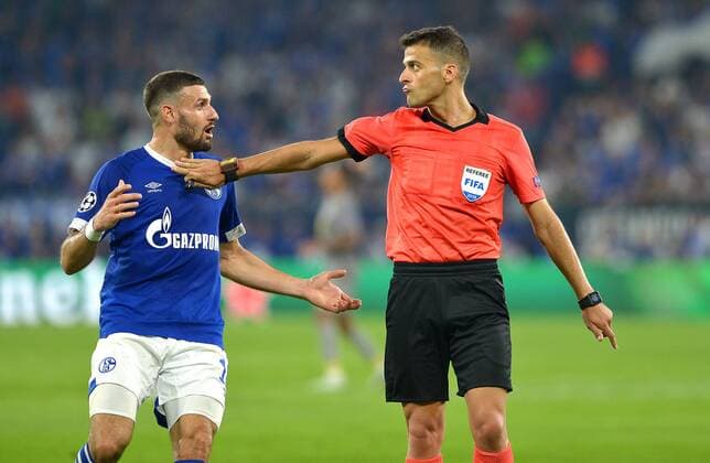 Gelsenkirchen Germany 18 09 2018 UEFA Champions League 2018 19 Season Group Stage Group D 1 Gameday FC Schalke 04 FC Porto Second-Penalty Talks Daniel Caligiuri S04 and Referee Jesus Gil Manzano Spain DeFodi521
