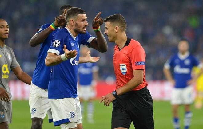 Gelsenkirchen Germany 18 09 2018 UEFA Champions League 2018 19 Season Group Stage Group D 1 Gameday FC Schalke 04 FC Porto Second-Penalty Talks Daniel Caligiuri S04 and Referee Jesus Gil Manzano Spain DeFodi521