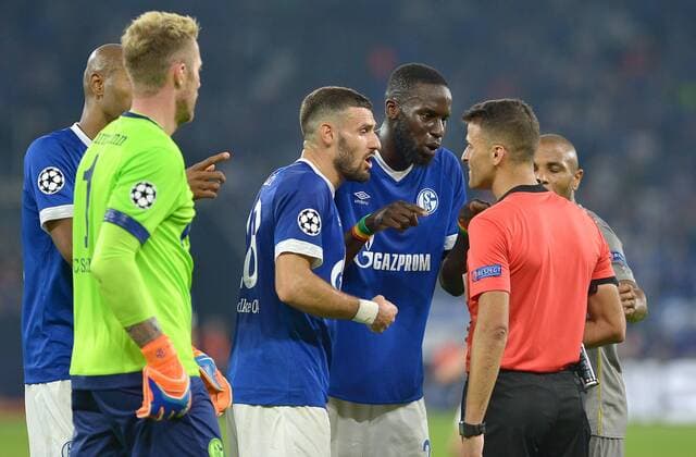 Gelsenkirchen Germany 18 09 2018 UEFA Champions League 2018 19 Season Group Stage Group D 1 Gameday FC Schalke 04 FC Porto Second-Penalty Talks Daniel Caligiuri S04 Salif Sane S04 and Referee Jesus Gil Manzano Spain DeFodi521