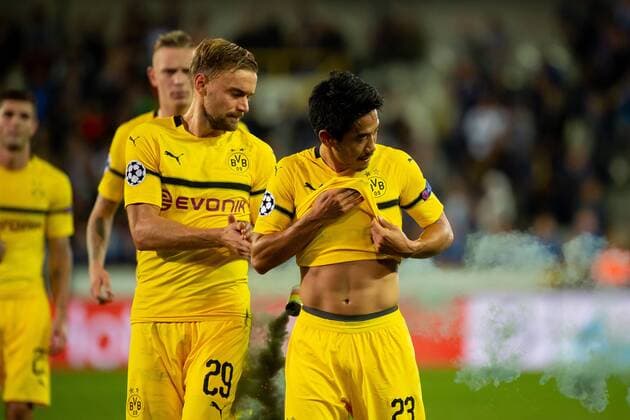 Bruegge Belgium 18 09 2018 UEFA Champions League 2018 19 Season Preliminary Round Group Stage Group A 1 Matchday Club Bruegge BV Borussia Dortmund Marcel Schmelzer BVB and Shinji Kagawa BVB are bombarded by the Bruegge fans with a smoke bomb DeFodi001