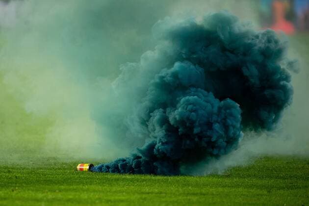 Bruegge Belgium 18 09 2018 UEFA Champions League 2018 19 Season Preliminary Round Group Stage Group A 1 Matchday Club Bruegge BV Borussia Dortmund Marcel Schmelzer BVB and Shinji Kagawa BVB are bombarded by the Bruegge fans with a smoke bomb DeFodi001