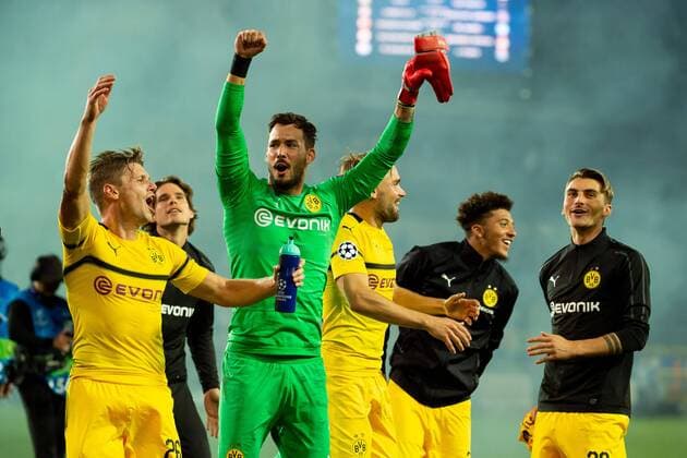 Bruegge Belgium 18 09 2018 UEFA Champions League 2018 19 Season Preliminary Group Stage Group A 1 Gameday Club Bruegge BV Borussia Dortmund Lukasz Piszczek BVB and goalkeeper Roman Buerki BVB cheer for the 0-1 victory of DeFodi001