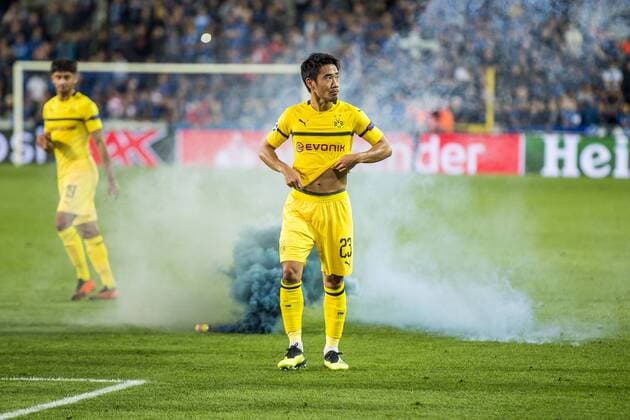 Football Champions League Season 2018 2019 Group Stage 1 Gameday Club Bruges Borussia Dortmund on 18 09 2018 in Jan Breydel Stadium in Bruges Belgium A Bengalo is thrown on Dortmunds Shinji Kagawa DFL REGULATIONS PROHIBIT ANY USE OF PHOTOGRAPH AS IMAGE SEQUENCES AND OR QUASI VIDEO Copyright: xKirchner DavidxInderliedx