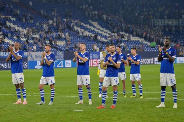 GER CL FC Schalke 04 vs FC Porto 18 09 2018 Veltins Arena Gelsenkirchen GER CL FC Schalke 04 vs FC Porto DFL regulations prohibit any use of images as a final scene or final video in the picture final cheers final cheering emotion joy of the team of Schalke in front of fan fans Fanblock nph Mauelshagen nph00321