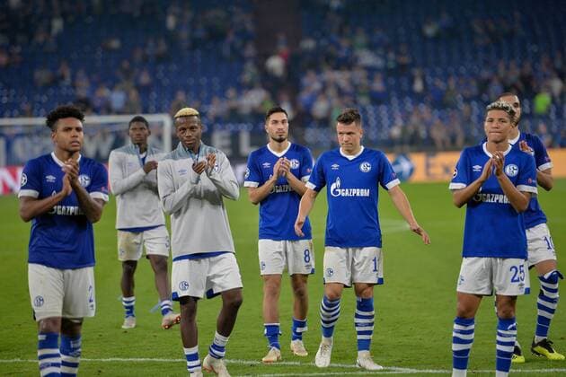 GER CL FC Schalke 04 vs FC Porto 18 09 2018 Veltins Arena Gelsenkirchen GER CL FC Schalke 04 vs FC Porto DFL regulations prohibit any use of images as a final scene or final video in the picture final cheers final cheering emotion joy of the team of Schalke in front of fan fans Fanblock nph Mauelshagen nph00321