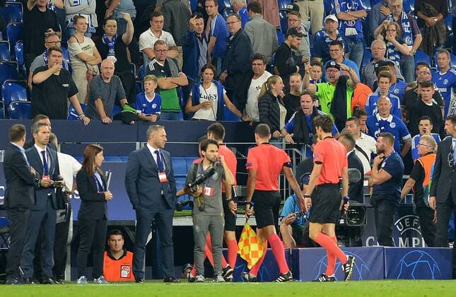 Gelsenkirchen Germany 18 09 2018 UEFA Champions League 2018 19 Season Group Stage Group D 1 Gameday FC Schalke 04 FC Porto Whistles and gestures towards the referees after DeFodi521