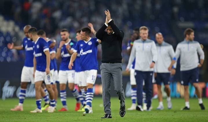 18 09 2018 Football UEFA Champions League 2018 2019 Group stage 1 Gameday FC Schalke 04 FC Porto disappointed in the VELTINS Arena Gelsenkirchen Schalke players thank the fans Coach Domenico Tedesco with Schalke DFL and DFB regulations prohibit any use of photographs as image sequences and or quasi video