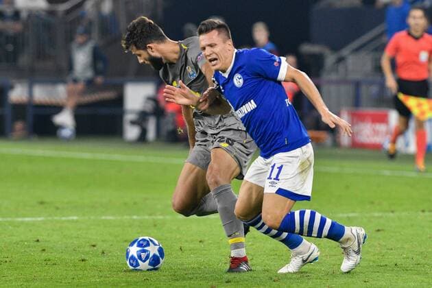 ENG CL FC Schalke 04 vs FC Porto 18 09 2018 Veltins Arena Gelsenkirchen GER CL FC Schalke 04 vs FC Porto DFL regulations prohibit any use of photographs as image sequences and or quasi-video in the picture v li in the match Adrian 20 FC Porto Yevhen Konoplyanka 11 FC Schalke 04 nph Mauelshagen nph00321