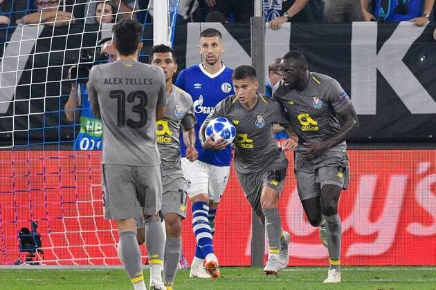 ENG CL FC Schalke 04 vs FC Porto 18 09 2018 Veltins Arena Gelsenkirchen GER CL FC Schalke 04 vs FC Porto DFL regulations Otavio 25 FC Porto mi cheers for his goal to 1 1 with Jesus Corona 17 FC Porto re nph Mauelshagen nph00321