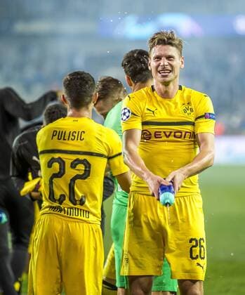 Football Champions League Season 2018 2019 Group Stage 1 Gameday Club Bruges Borussia Dortmund on 18 09 2018 at the Jan Breydel Stadium in Bruges Belgium Dortmunds Lukasz Piszczek celebrates with the fans DFL REGULATIONS PROHIBIT ANY USE OF PHOTOGRAPHS AS IMAGE SEQUENCES AND OR QUASI VIDEO Copyright: xKirchner DavidxInderliedx
