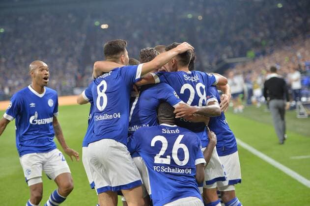 GER CL FC Schalke 04 vs FC Porto 18 09 2018 Veltins Arena Gelsenkirchen GER CL FC Schalke 04 vs FC Porto DFL regulations in the image the team of Schalke cheers Joy Emotion Torjubel goalscorer Breel Embolo 36 FC Schalke 04 nph Mauelshagen nph00321