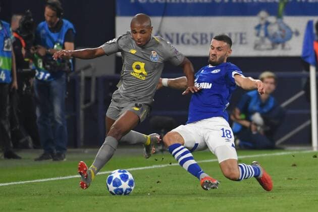 FC Schalke 04 GER vs FC Porto POR 18 09 2018 Veltins Arena Gelsenkirchen Championsleque Preliminary Round GER FC Schalke 04 GER vs FC Porto POR DFL regulations prohibit any use of images image sequences and or quasi video pictured picture shows Maxi Pereira FC Porto 2 im Duel against Daniel Caligiuri FC Schalke 18 nordphotox xMeuter nph00351