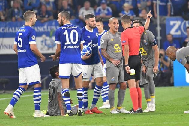 GER FC Schalke 04 GER vs FC Porto POR 18 09 2018 Veltins Arena Gelsenkirchen Championsleque Preliminary Round GER FC Schalke 04 GER vs FC Porto POR DFL regulations prohibit any use of images image sequences and or quasi video pic picture shows discussions with referee referee Jesus Gil Manzano ESP Maxi Pereira FC Porto 2 Daniel Caligiuri FC Schalke 18 Nabil Bentaleb FC Schalke 10 Matija Nastasic FC Schalke 5 nordphotox xMeuter nph00351