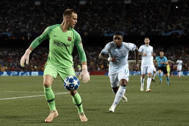 September 18, 2018 - Barcelona, Catalonia, Spain - Marc-Andre Ter Stegen (L) of FC Barcelona Barca competes for the ball with Steven Bergwijn of PSV Eindhoven during the UEFA Champions League group B match between FC Barcelona and PSV Eindhoven at Camp Nou on September 18, 2018 in Barcelona, Spain FC Barcelona v PSV - UEFA Champions League Group B  - ZUMAn230 20180918_zaa_n230_436 Copyright: xDavidxAliagax