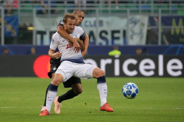 September 18, 2018 - Milan, Milan, Italy - Harry Kane 10 of Tottenham Hotspur competes for the ball with Miranda 23 of FC Internazionale Milano during the UEFA Champions League group B match between FC Internazionale and Tottenham Hotspur at Stadio Giuseppe Meazza on September 18, 2018 in Milan, Italy. FC Internazionale v Tottenham Hotspur - UEFA Champions League Group B  - ZUMAn230 20180918_zaa_n230_272 Copyright: xGiuseppexCottinix